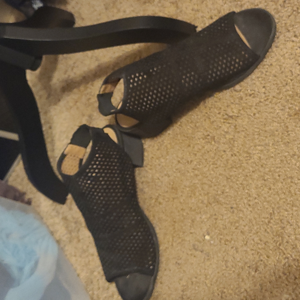 Shoes - Picture 4 of 5